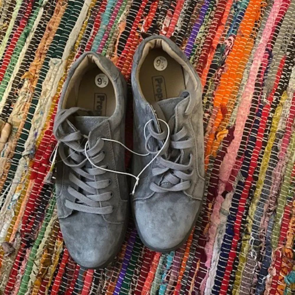 Propet Gray suede lace-up casual shoes, size 9 1/2W